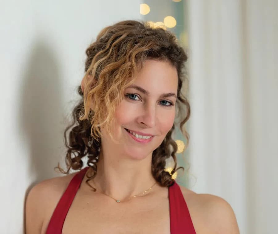 Portrait of Linda Rubesch, Teacher Training behind emoceanyoga.com