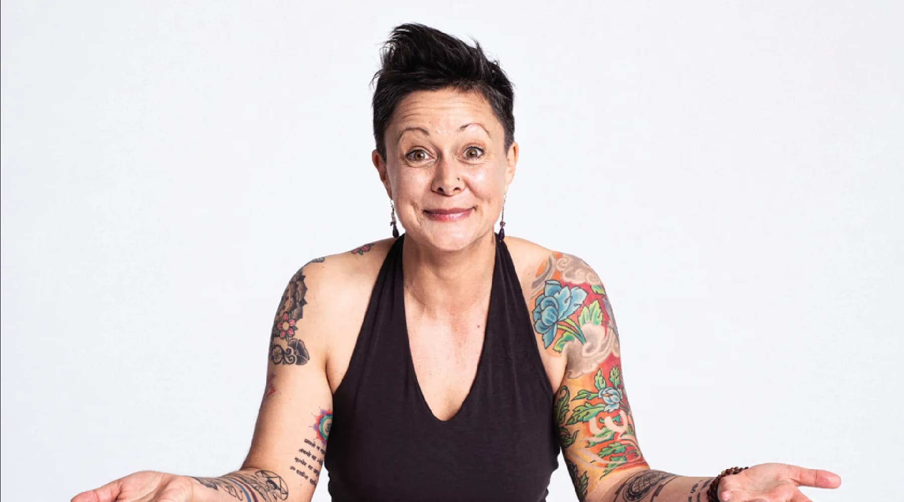 Black-and-white portrait of Clare Nicholls, Studio Owner behind yogavereinbern.ch, www.hrdayam.ch