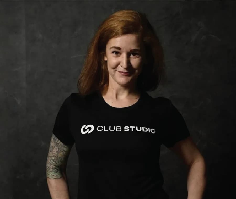 Portrait of Carly Isleib, Yoga Teacher behind carlysyoga.org