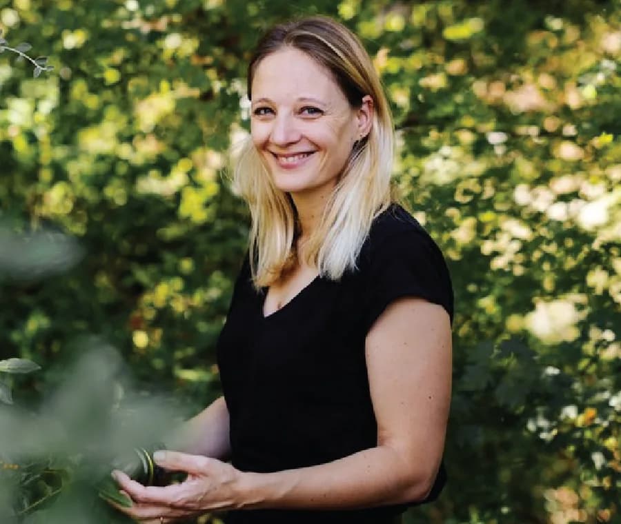 Portrait of Palmyre Lefebvre, Yoga Teacher behind yogaetmenopause.fr